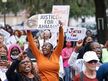 Manifestantes pidiendo justicia por la muerte del afroamericano Ahmaud Arbery, congregados el lunes 22 de noviembre cerca del tribunal de Brunswick.