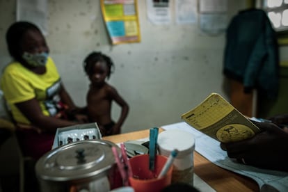 Consulta de pediatría del hospital distrital de Manhiça. Ahora hay más médicos y enfermeros en el hospital, aunque nunca son suficientes. Pero el CISM crece con el paso de los años. También se han inaugurado más centros de salud distritales y están presentes en las ciudades de Quelimane y Mopeia, donde ahora se estudian nuevas técnicas de prevención de la malaria. Hasta España llega su sombra, pues dio pie al nacimiento del Instituto de Salud Global de Barcelona, dependiente también del Hospital Clínic.