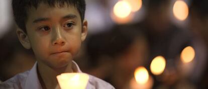 Un niño durante una vigilia de conmemoración de la matanza.