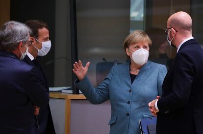 La canciller Angela Merkel, entre el presidente francés, Emmanuel Macron, y el del Consejo, Charles Michel, este jueves en Bruselas.