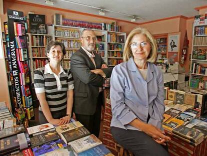 Marisa Larrú, en primer plano, en su librería madrileña junto a sus socios Isabel y Miguel Ángel.