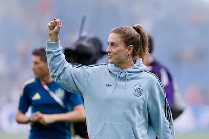 La centrocampista española Alexia Putellas camina por el estadio St. Jakob Park de Basilea (Suiza), horas antes de la final de la Eurocopa Femenina 2025.