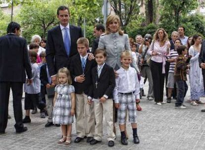 La familia Urdangarín, en la comunión de Juan y Pablo en mayo.