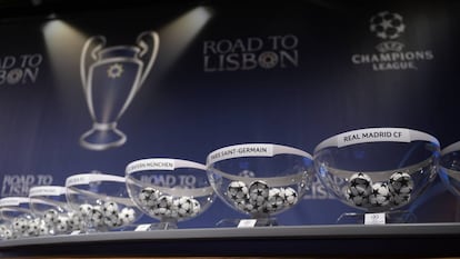 Detalle de las bolas en las urnas utilizadas en el sorteo de la Champions.