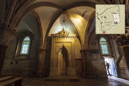 El Cenáculo, lugar en el que tuvo lugar la última cena durante el Jueves Santo, se encuentra en el actual monte de Sión, extramuros. En la planta baja de la sala se sitúa la tumba de David, el bíblico rey de Israel, donde judíos ultraortodoxos acuden a rezar con fervor.