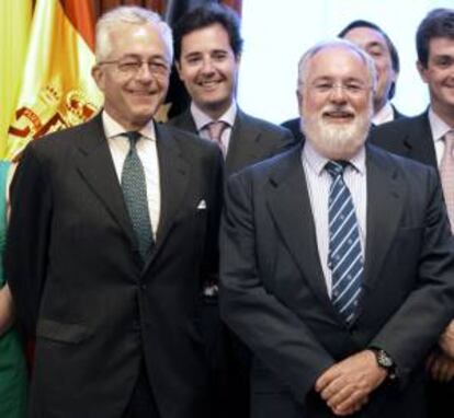 El ministro de Agricultura, Alimentacion y Medio Ambiente, Miguel Arias Cañete (d), y el presidente de Tragsa, Miguel Giménez de Córdoba. EFE/Archivo