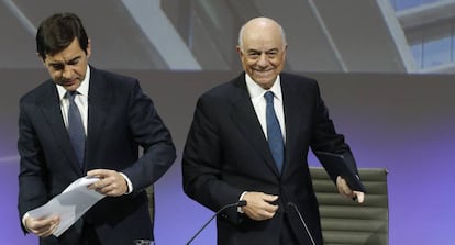 Francisco González (d) y Carlos Torres Vila, presidente y consejero delegado de BBVA, presentan los resultados del ejercicio 2016.
