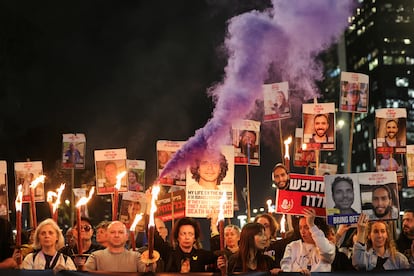 Familiares y afines a los rehenes israelíes asisten a una protesta antes de anunciarse el alto el fuego, este miércoles en Tel Aviv.