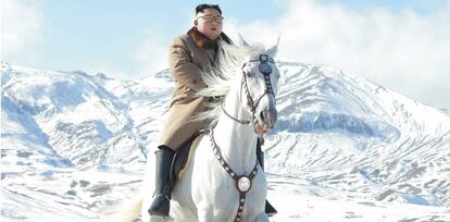 Kim Jong-un, montando em um cavalo branco na primeira nevada da montanha Paektu, em Ryanggang, Coreia do Norte.