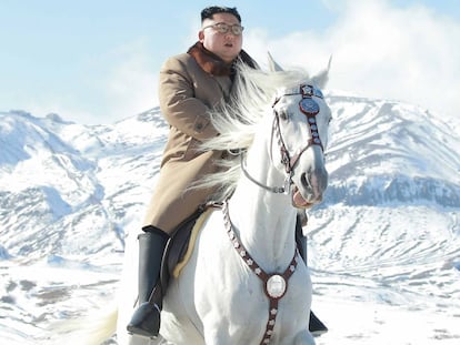 Kim Jong-un, montando em um cavalo branco na primeira nevada da montanha Paektu, em Ryanggang, Coreia do Norte.