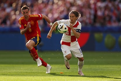 El croata Luka Modric con el balón ante Fabián.