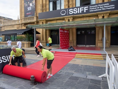 Preparativos de la alfombra roja del teatro Victoria Eugenia ayer jueves.