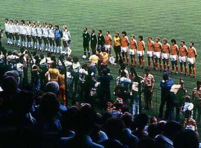 Los jugadores de Alemania y Austria escuchan los himnos nacionales antes de su partido en Gijón.