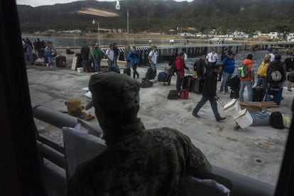 Algunos empleados de las Islas Marías que abandonaron la isla este domingo.