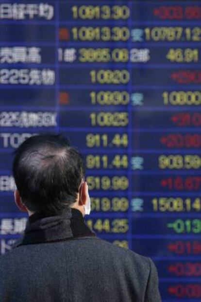 Un hombre observa un panel electrónico que muestra el selectivo Nikkei en Tokio, Japón. EFE/Archivo