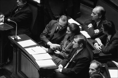 Simone Veil y Jacques Chirac (a su derecha), en el debate sobre el aborto en la Asamblea Nacional en 1974.