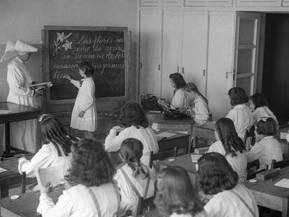 Clase en la Escuela Asilo Lavanderas (Madrid), en 1945.