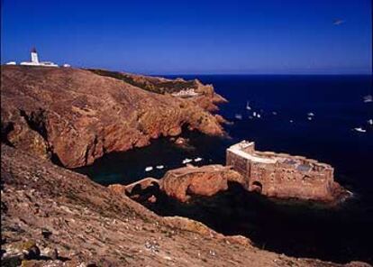 Faro y fortaleza de San Juan Bautista en Berlenga Grande, la mayor de las islas Berlengas, en Portugal.
