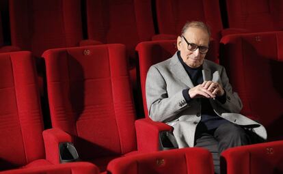 Ennio Morricone posa en Berlín, en 2014. El músico ganó un Oscar hace cuatro años por la música de 'Los odiosos ocho', de Quentin Tarantino. Antes, había recibido cinco nominaciones y obtuvo un premio honorífico de la Academia de Hollywood por el conjunto de su trabajo en 2007.