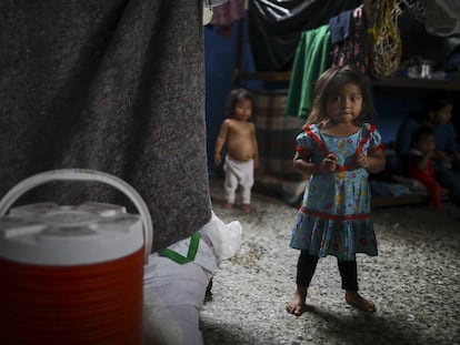 Dos niñas emberas en un campamento en Bogotá (Colombia), el pasado 20 de octubre.