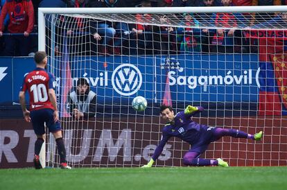 Roberto Torres transforma el penalti de la victoria de Osasuna.