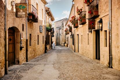 Una calle de Pedraza, el municipio segoviano donde está el taller.