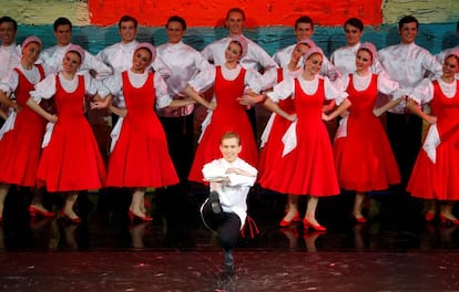 Artistas fazem apresentação de dança típica no Palácio de Kremlin, em Moscou.