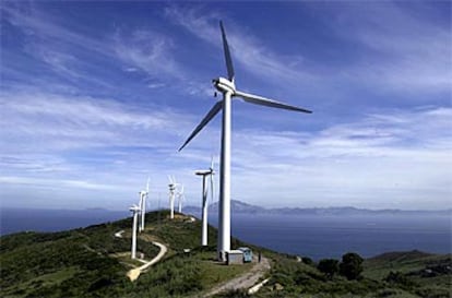 Parque eólico en Tarifa, Cádiz, con el estrecho de Gibraltar el fondo.