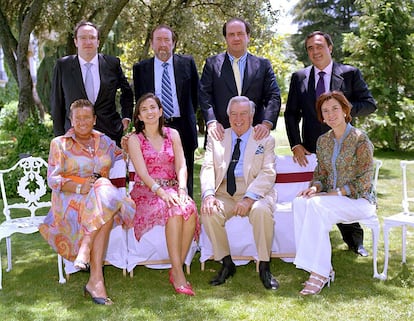 David Álvarez, sentado junto a sus hijas María José, Marta y Elvira, desde la izquierda. De pie, Emilio, Jesús David, Pablo y Juan Carlos, en la última foto de familia, en 2005.