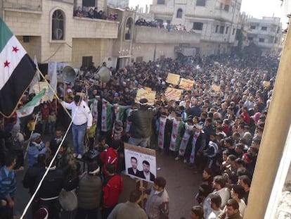 Manifestantes opositores en las calles de Homs.