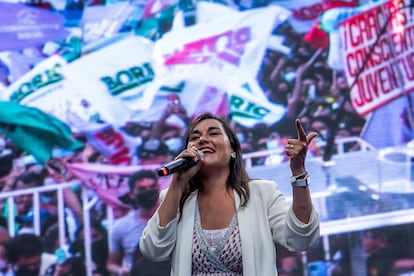 Izkia Siches habla durante el cierre de campaña de Gabriel Boric, el 16 de diciembre de 2021 en Santiago de Chile.