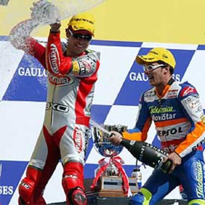 Toni Elías (a la derecha) ataca con cava al italiano Roberto Rolfo en el podio de Motegi.