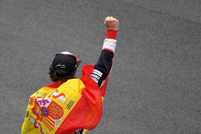 Fernando Alonso, con la bandera de España, celebra su victoria en el circuito de La Sarthe.