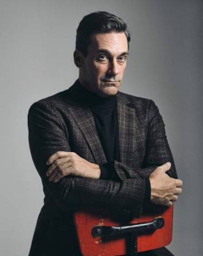 El actor estadounidense viste jersey de cuello vuelto y americana de cuadros, todo, Emidio Tucci. Las cejas enarcadas son marca del propio Jon Hamm. Maquillaje y peluquería: Moncho Moreno.