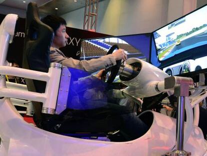 Un visitante prueba un simulador de Ford Mustang, durante la inauguraci&oacute;n de la Feria Electr&oacute;nica de consumo CES en Las Vegas.