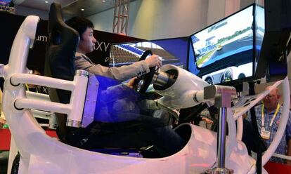 Un visitante prueba un simulador de Ford Mustang, durante la inauguraci&oacute;n de la Feria Electr&oacute;nica de consumo CES en Las Vegas.