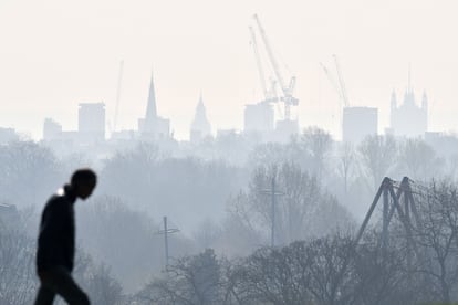 A passerby in London, in March 2022, during a pollution alert.