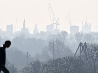 A visitor walks at Primrose Hill as a high air pollution warning was issued for London on March 24, 2022. (Photo by JUSTIN TALLIS / AFP)