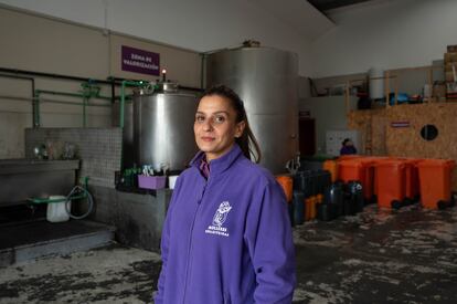 Sofía Vázquez, una de las ocho miembros de Mulleres Colleiteiras, en la nave donde esta cooperativa social trata el aceite de cocina usado que recogen en Galicia. /REPSOL