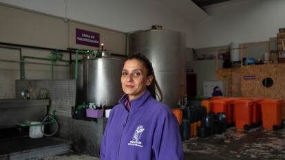 Sofía Vázquez, una de las ocho miembros de Mulleres Colleiteiras, en la nave donde esta cooperativa social trata el aceite de cocina usado que recogen en Galicia. /REPSOL
