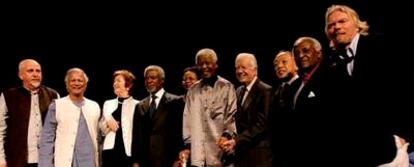 De izquierda a derecha, el cantante Peter Gabriel, el premio Nobel Muhammad Yunus, la irlandesa Mary Robinson, Kofi Annan, la esposa de Nelson Mandela junto a éste, el estadounidense Jimmy Carter, el chino Li Zhaoxing, el arzobispo surafricano Desmond Tutu y el empresario Richard Branson.