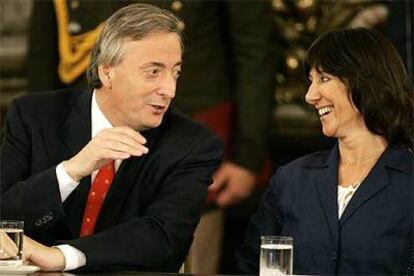 Néstor Kirchner, junto a Felisa Miceli, ministra de Economía de Argentina.