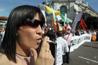 Una mujer fuma durante la manifestación de los hosteleros contra la ley antitabaco en Madrid