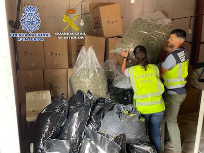 La Policía Nacional y la Guardia Civil incautan en Vilassar de Mar (Barcelona) el mayor alijo de marihuana intervenido en España, con seis toneladas.