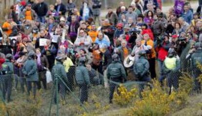 Agentes de la Guardia Civil ante los afectados por participaciones preferentes que se han concentrado en las inmediaciones del recinto ferial Semana Verde de Silleda, donde se celebra el XVI congreso del PP en Pontevedra.