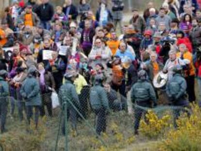Agentes de la Guardia Civil ante los afectados por participaciones preferentes que se han concentrado en las inmediaciones del recinto ferial Semana Verde de Silleda, donde se celebra el XVI congreso del PP en Pontevedra.