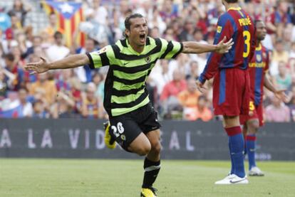 Valdez celebra su segundo gol ante Piqué y Keita.