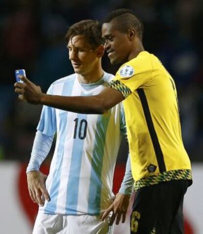 DeShorn Brown se hace un selfie con Messi.