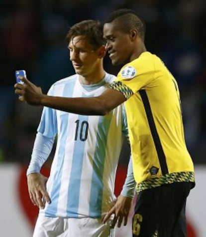 DeShorn Brown se hace un selfie con Messi.