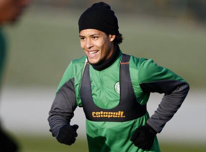 Virgil Van Dijk, del Celtic de Glasgow, en un instante de la sesión del lunes en las instalaciones de su club.